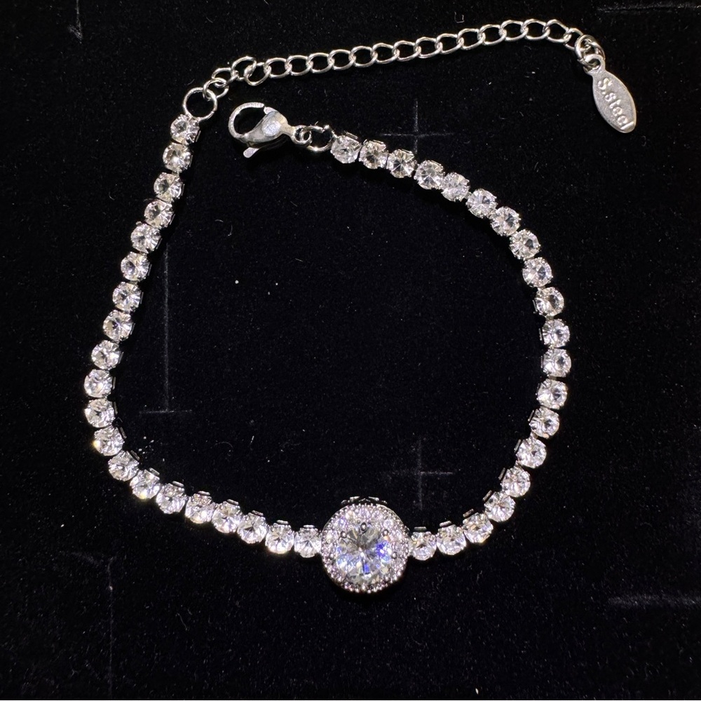 Elegant Silver Bracelet with Crystal Accents